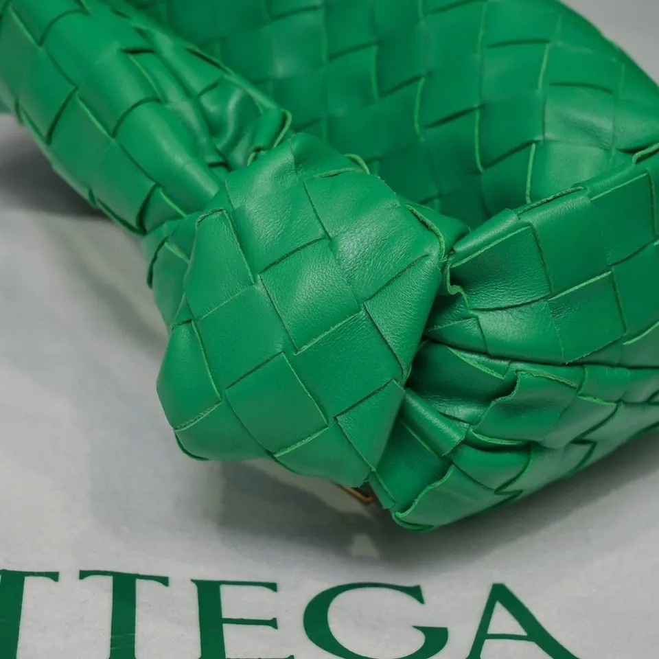 Batch 1120 BV Bottega Veneta's new early spring women's MINI JODIE handbag BV bag 🔥The new method is based on the original rounded corners, knotted with classic woven leather round hobo bag, The most iconic triangular pull-out design, using sheepskin draped soft shape, is super suitable for concave shapes~ Jodie feels really gentle to people, and is definitely the best item for daily matching. It has the same weave, new elements and twists, is compact and versatile, and is the new favorite of street style Internet celebrities! Dimensions: 23x28x8 Model: 6699-1